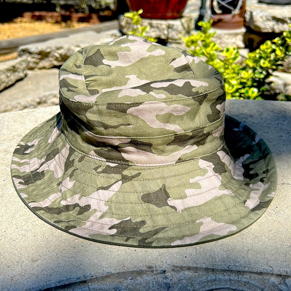 Banana Republic Reversible Bucket Hat Olive Green Solid/Camo SM / Medium